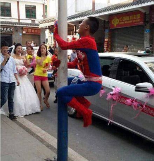 扮帅气的蜘蛛侠结婚，结个婚不容易啊搞笑图吧gif搞笑图片