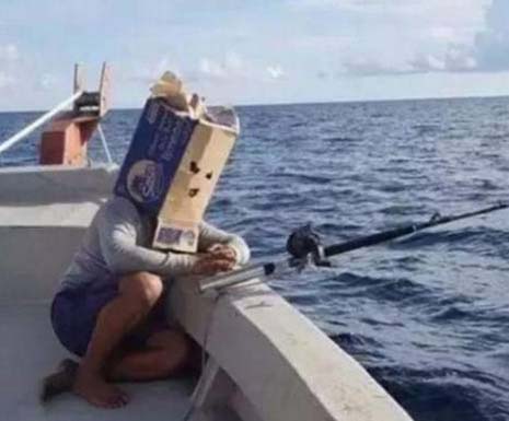 钓鱼也需要做好防护工作搞笑图吧gif搞笑图片