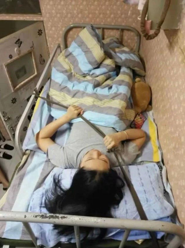 上铺的同学安全带已系好......搞笑图吧gif搞笑图片