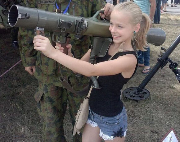 姑娘试一试重型武器搞笑图吧gif搞笑图片