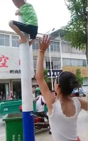 熊孩子快下来，要不然老娘可生气了搞笑图吧gif搞笑图片