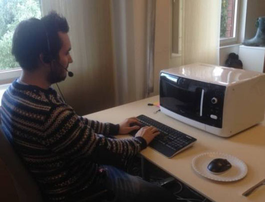 把微波炉当台式电脑，玩得真起劲搞笑图吧gif搞笑图片