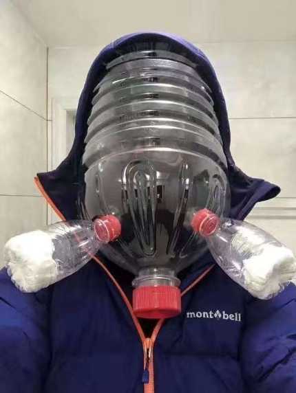 自制低成本防毒面具，还有模有样的呢搞笑图吧gif搞笑图片