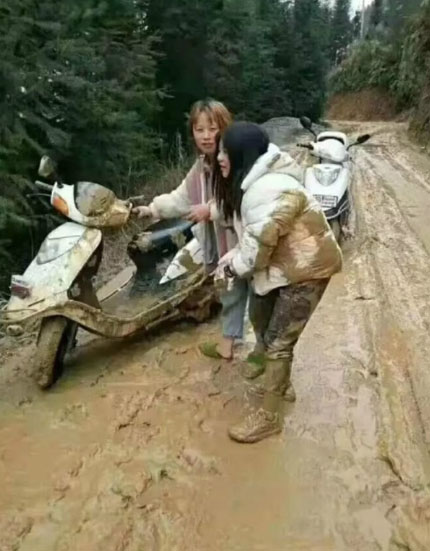 雨天里的乡村道路滑，可要小心啦搞笑图吧gif搞笑图片