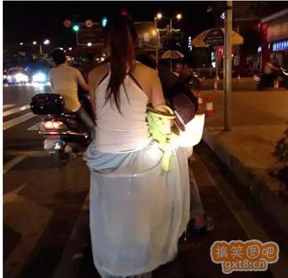 非常尴尬:女子坐摩托车长裙出事了！搞笑图吧gif搞笑图片