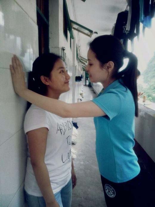 求大神给我老婆P上翅膀，蓝色衣服哪个！搞笑图吧gif搞笑图片