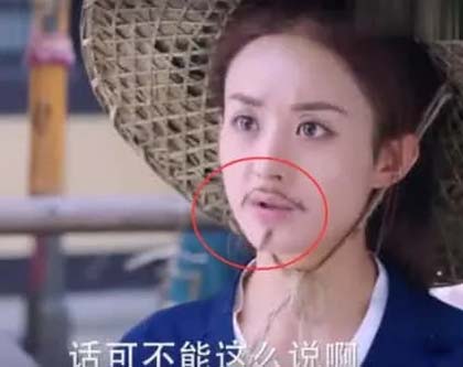 女扮男装，这撮小胡子贴得挺可爱的呀搞笑图吧gif搞笑图片