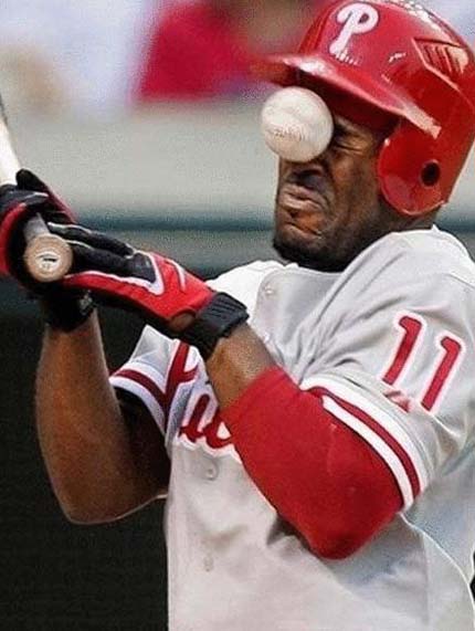 被球击中的瞬间，隔着屏幕感觉到了疼搞笑图吧gif搞笑图片