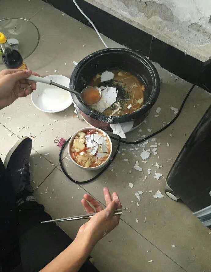 刚煮好的美味泡面，结果......搞笑图吧gif搞笑图片