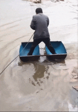 叫你脚踏两只船，这下翻船了吧搞笑图吧gif搞笑图片