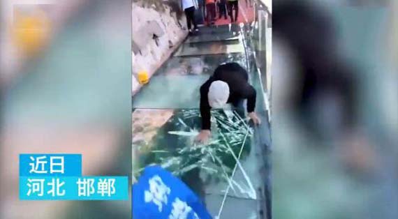 景区玻璃栈道碎裂特效太逼真！游客被吓坏瘫软倒地搞笑图吧gif搞笑图片