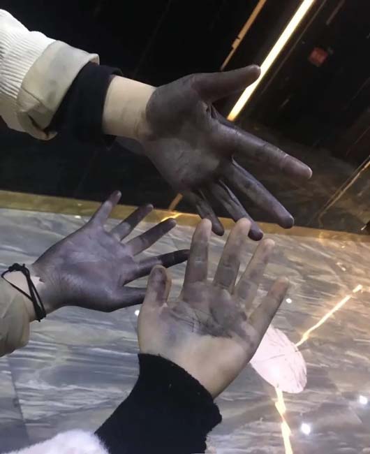 和闺蜜一起看电影，摸出了神秘手霜和闺蜜一起分享搞笑图吧gif搞笑图片