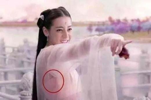 影视剧中10大搞笑穿帮镜头，第一名女神迪丽热巴！搞笑图吧gif搞笑图片