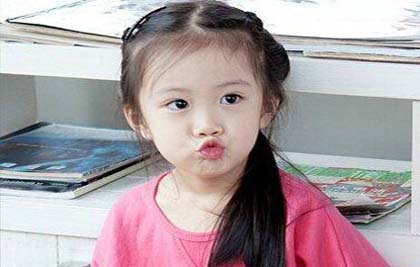 嘟嘴的可爱小女孩搞笑图吧gif搞笑图片