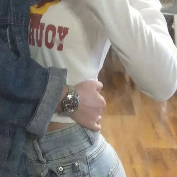 单身女孩假装有男朋友搞笑图吧gif搞笑图片