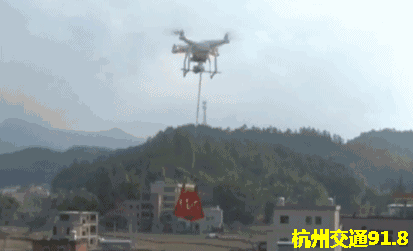 女婿用无人机送红包 丈母娘绑上活鸡回赠搞笑图吧gif搞笑图片