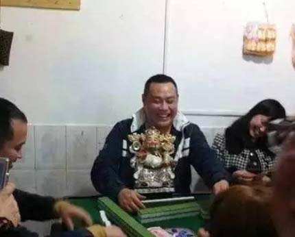 财神挂胸前，今天打麻将必定赢搞笑图吧gif搞笑图片