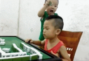 还哭呢，是谁先打人家的搞笑图吧gif搞笑图片