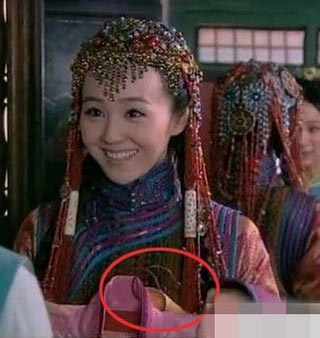 女工作人员正在玩手机呢搞笑图吧gif搞笑图片