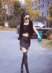 美女这步伐，这气质，这车，真牛搞笑图吧gif搞笑图片