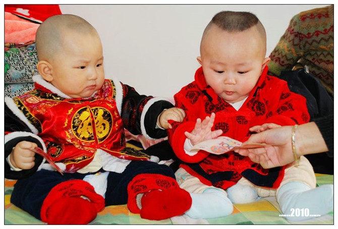 给双胞胎小孩发红包可爱趣图gif搞笑图片