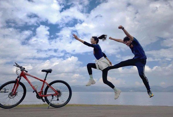 二货情侣在海边一起拍搞笑的照片可爱趣图gif搞笑图片