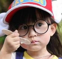 吃冰淇淋的小朋友可爱趣图gif搞笑图片