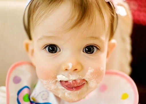 满嘴都是奶油的宝贝可爱趣图gif搞笑图片