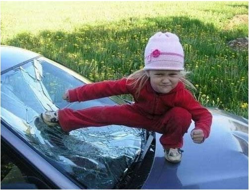 功夫小孩踢碎挡风玻璃可爱趣图gif搞笑图片