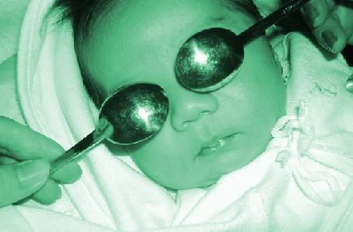 用不锈钢勺给小孩当墨镜可爱趣图gif搞笑图片