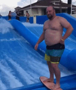 大叔一不小心就被无情的水浪冲走了可爱趣图gif搞笑图片