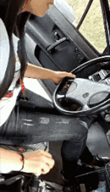 妹子开车换档太猛，直接拉断档把可爱趣图gif搞笑图片