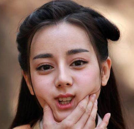 美女捏一下嘴角也萌萌哒可爱趣图gif搞笑图片