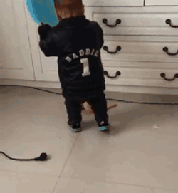 把盆扣在头上看不到路撞门框上了可爱趣图gif搞笑图片