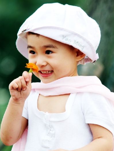 小花与小女孩可爱趣图gif搞笑图片