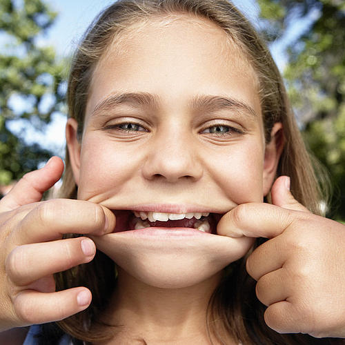 用手扯过嘴角做怪相的人请举手可爱趣图gif搞笑图片