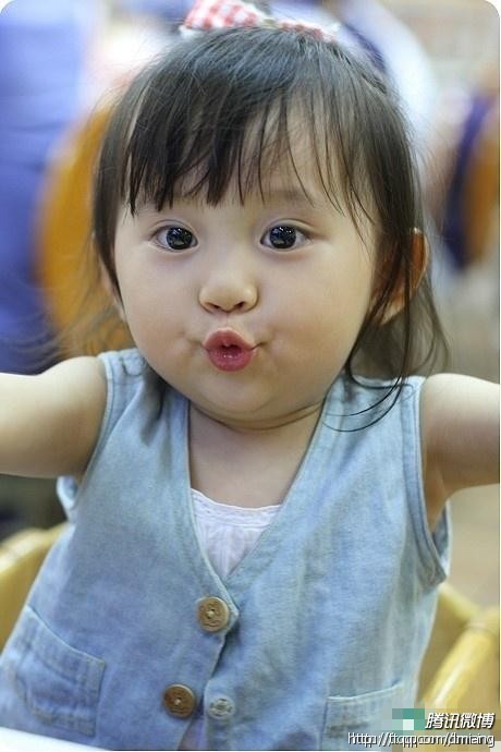 用力嘟嘴的小女孩可爱趣图gif搞笑图片