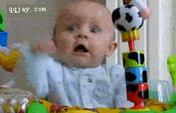 小孩被会动的玩具吓呆了可爱趣图gif搞笑图片