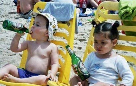 像大人一样享受生活的外国小朋友可爱趣图gif搞笑图片