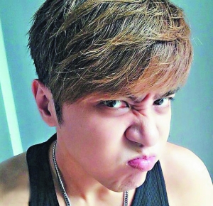 嘟嘴斜视也很帅的男人可爱趣图gif搞笑图片