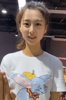 你竟然推我下去？美女表情瞬间不淡定了可爱趣图gif搞笑图片