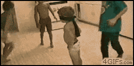 捉迷藏撞到墙上的小朋友可爱趣图gif搞笑图片