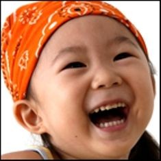 哈哈大笑的小男孩可爱趣图gif搞笑图片