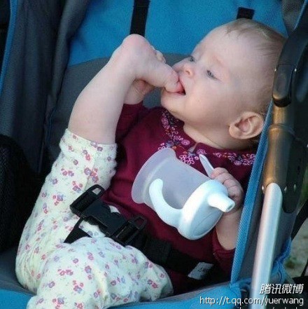 这就是体操运动员的后代，天生筋骨柔韧可爱趣图gif搞笑图片