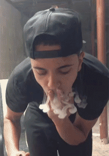 吐烟圈非常牛逼的男生可爱趣图gif搞笑图片