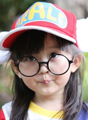 戴眼镜的天真小女孩可爱趣图gif搞笑图片