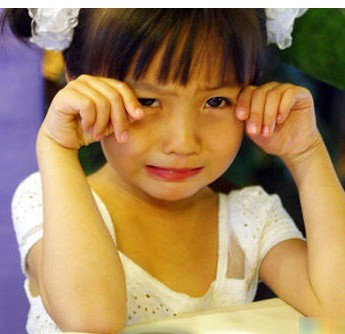 伤心哭泣的小朋友可爱趣图gif搞笑图片