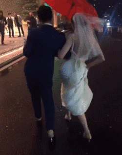 不是一家人不进一家门，男女走路一起扭屁股可爱趣图gif搞笑图片