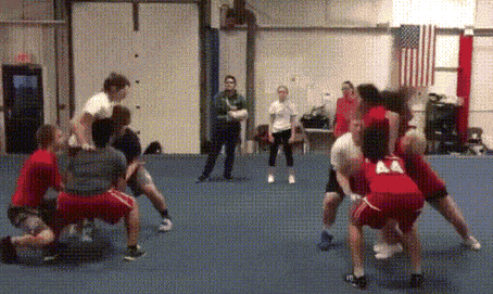 吃饱饭没事干的两队人，看看谁撞赢了可爱趣图gif搞笑图片