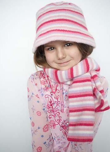 戴帽子的小女孩可爱趣图gif搞笑图片